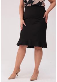 Moda Size Plus Iwanek - Elegancka czarna ołówkowa spódnica Amelia z falbanką PLUS SIZE XXL OVERSIZE WIOSNA. Okazja: na spotkanie biznesowe. Kolekcja: plus size. Kolor: czarny. Materiał: elastan, tkanina, poliester. Długość: do kolan. Sezon: wiosna. Styl: elegancki #1
