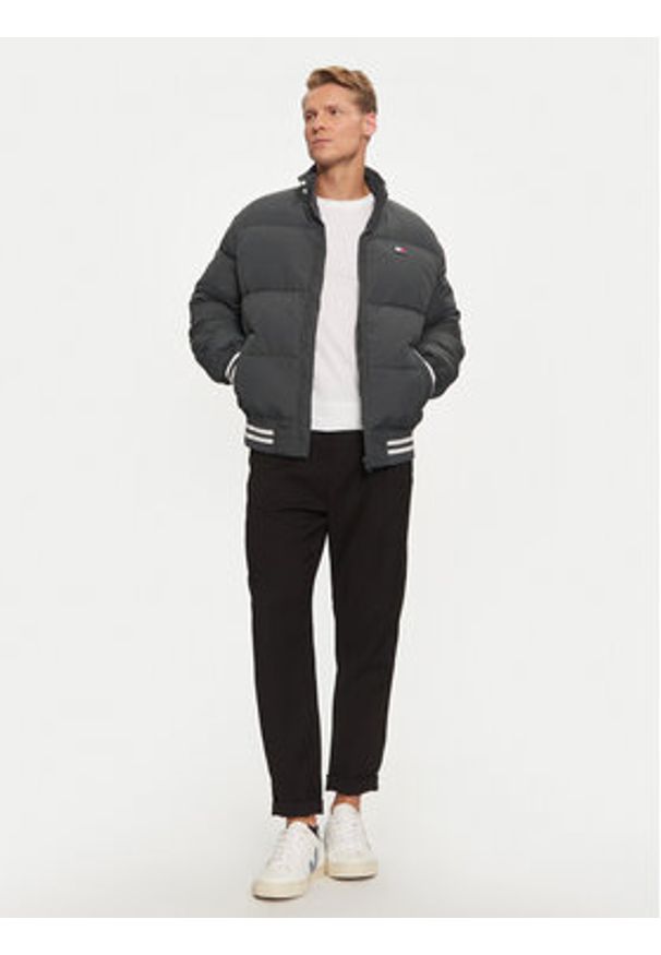 Tommy Jeans Kurtka zimowa Varsity DM0DM19640 Szary Regular Fit. Kolor: szary. Materiał: syntetyk. Sezon: zima
