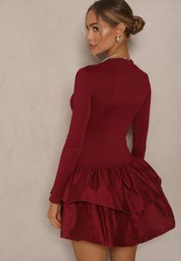 Renee - Bordowa Sukienka Longsleeve o Rozkloszowanym Kroju z Falbanką Reline. Okazja: na co dzień. Kolor: czerwony. Materiał: skóra. Długość rękawa: długi rękaw. Typ sukienki: proste. Styl: klasyczny, casual, elegancki #2