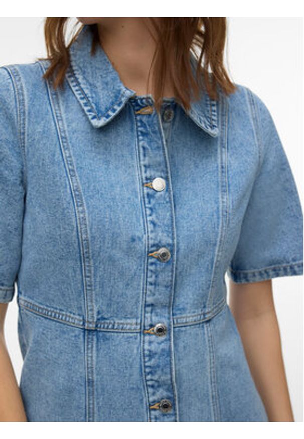 Vero Moda Sukienka jeansowa Daisy 10346217 Niebieski Standard Fit. Kolor: niebieski. Materiał: bawełna