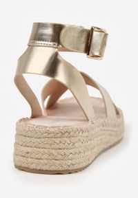 Renee - Złote Sandały z Plecionki w Stylu Boho VICES z Paskami w Kształcie X Nahmala. Okazja: na co dzień. Zapięcie: pasek. Kolor: złoty. Wzór: paski, aplikacja. Sezon: lato. Styl: boho #9