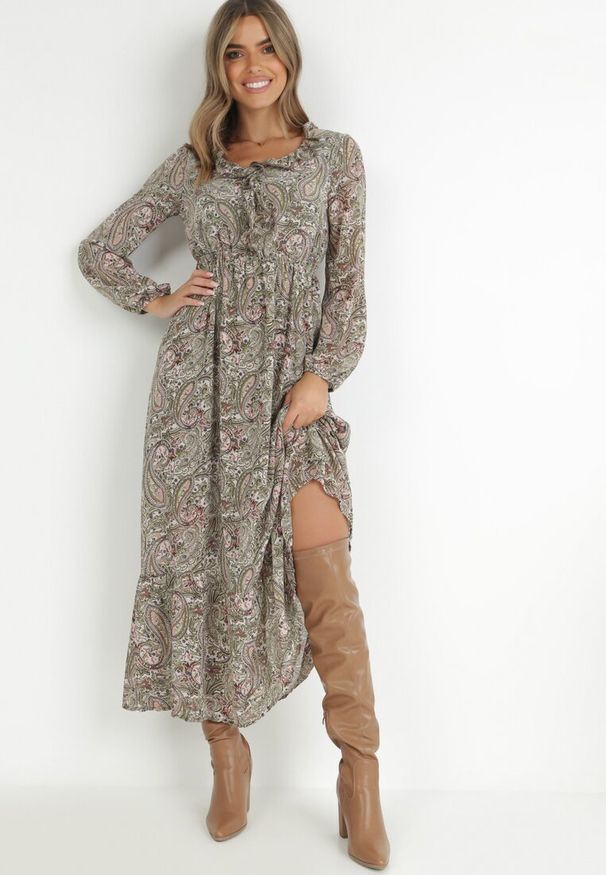 Born2be - jasnozielona Sukienka z Falbanką przy Dekolcie w Ornamentalny Wzór isha. Okazja: na co dzień. Typ kołnierza: dekolt w kształcie V. Kolor: zielony. Materiał: tkanina. Długość rękawa: długi rękaw. Sezon: wiosna, jesień. Typ sukienki: rozkloszowane. Styl: casual, elegancki