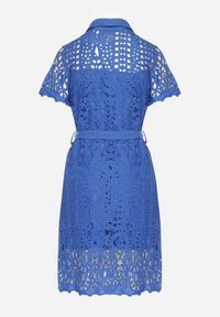 Born2be - Niebieska Ażurowa Sukienka Koszulowa Midi z Wiązanym Paskiem Pamy. Kolor: niebieski. Materiał: koronka, materiał. Długość rękawa: krótki rękaw. Wzór: ażurowy. Typ sukienki: koszulowe. Styl: klasyczny. Długość: midi #5