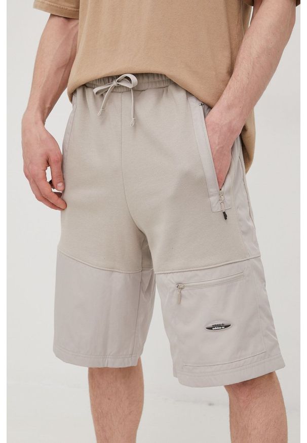 adidas Originals szorty męskie kolor beżowy. Okazja: na co dzień. Kolor: beżowy. Materiał: materiał, bawełna, dzianina. Styl: casual