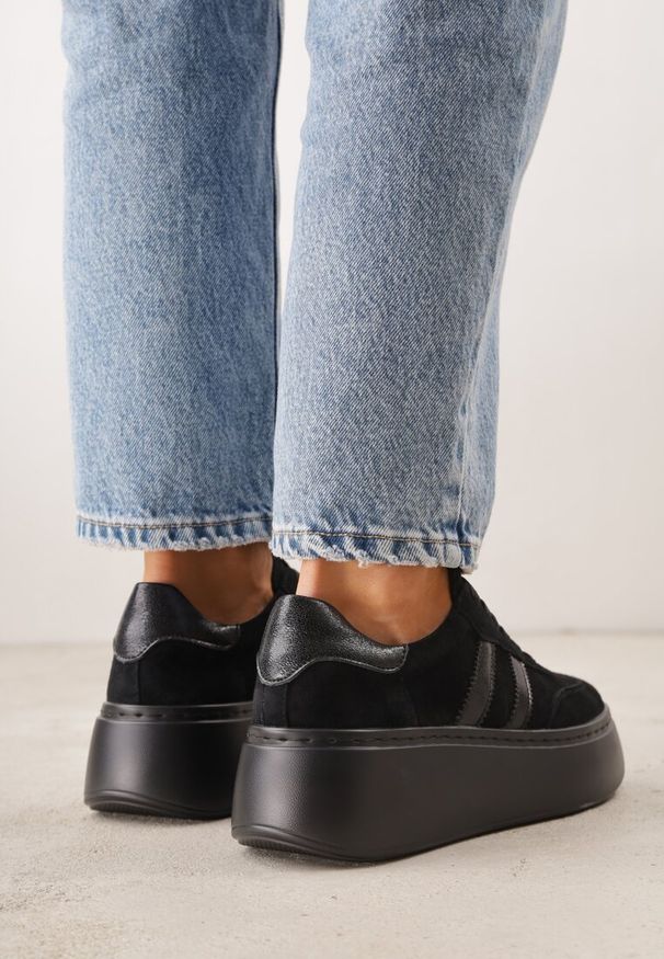 Renee - Czarne Sneakersy z Zamszu Naturalnego na Platformie ze Skórzaną Wkładką Rionelle. Okazja: na co dzień. Kolor: czarny. Materiał: skóra, zamsz. Obcas: na platformie