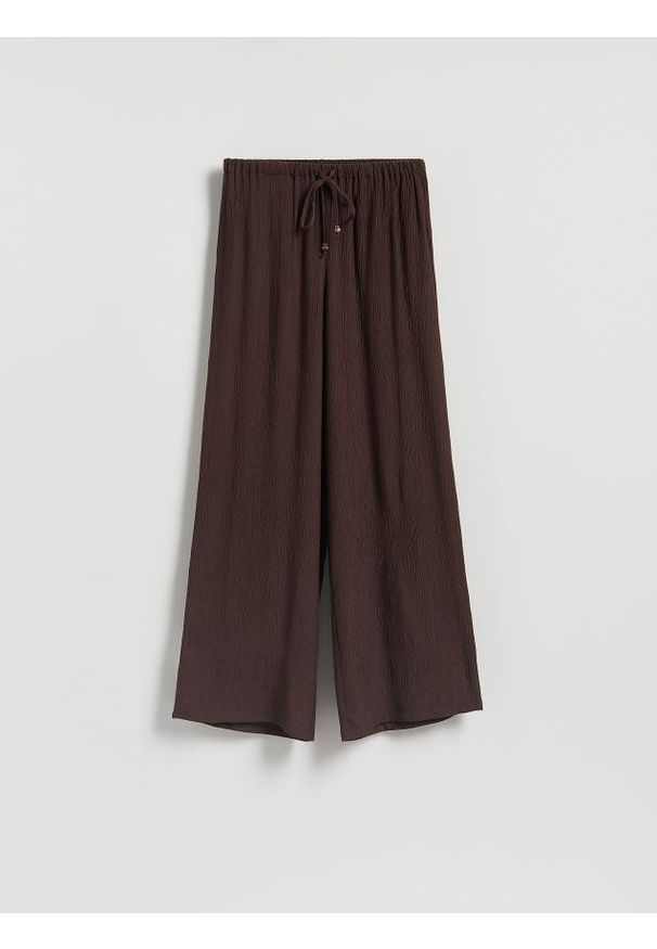 Reserved - Luźne spodnie z wiskozą - ciemnobrązowy. Kolor: brązowy. Materiał: wiskoza. Wzór: gładki