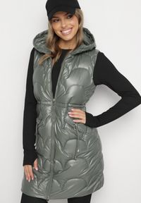 Born2be - Jasnozielona Pikowana Kamizelka Bezrękawnik z Kapturem Zapinana na Zamek Amitri. Typ kołnierza: kaptur. Kolor: zielony. Długość rękawa: bez rękawów #1