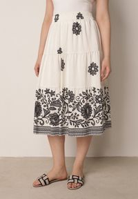 Born2be - Biało-Czarna Rozkloszowana Spódnica z Wiskozy w Kwiatowy Wzór Masterore. Okazja: do pracy, na co dzień. Kolor: biały. Materiał: wiskoza. Wzór: kwiaty. Styl: casual #1