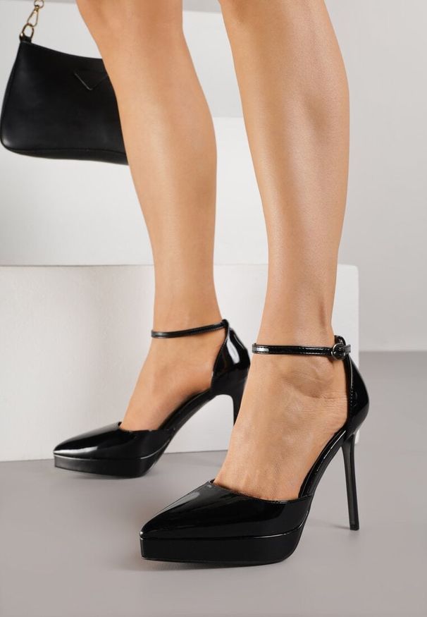 Renee - Czarne Szpilki Lakierowane z Platformą Nilafera. Okazja: na co dzień. Zapięcie: sprzączka. Kolor: czarny. Materiał: lakier. Obcas: na platformie. Styl: elegancki, casual