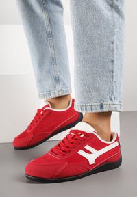 Born2be - Czerwone Sneakersy Ozdobione Geometrycznym Wzorem Arulia. Okazja: na co dzień, na spacer. Kolor: czerwony. Materiał: jeans. Wzór: aplikacja, geometria. Sport: turystyka piesza