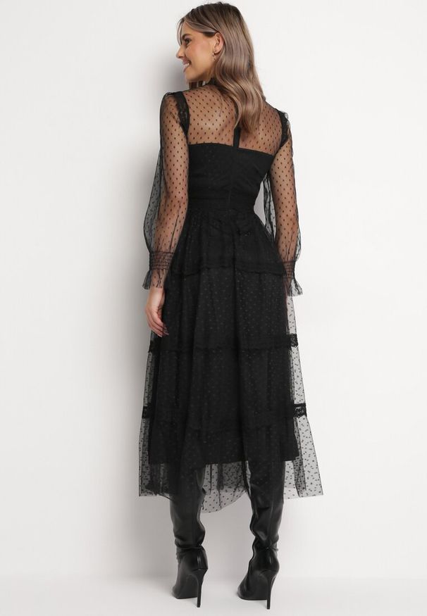 Born2be - Czarna Rozkloszowana Sukienka Maxi z Koronką Jorissa. Typ kołnierza: dekolt w serek. Kolor: czarny. Materiał: koronka. Wzór: koronka. Styl: klasyczny. Długość: maxi