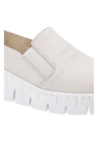 Białe Półbuty Wasak Modne Obuwie Damskie. Okazja: na co dzień. Kolor: biały. Materiał: materiał. Wzór: grochy. Styl: casual, elegancki #5