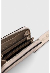 Calvin Klein Jeans portfel damski kolor różowy. Kolor: różowy #5
