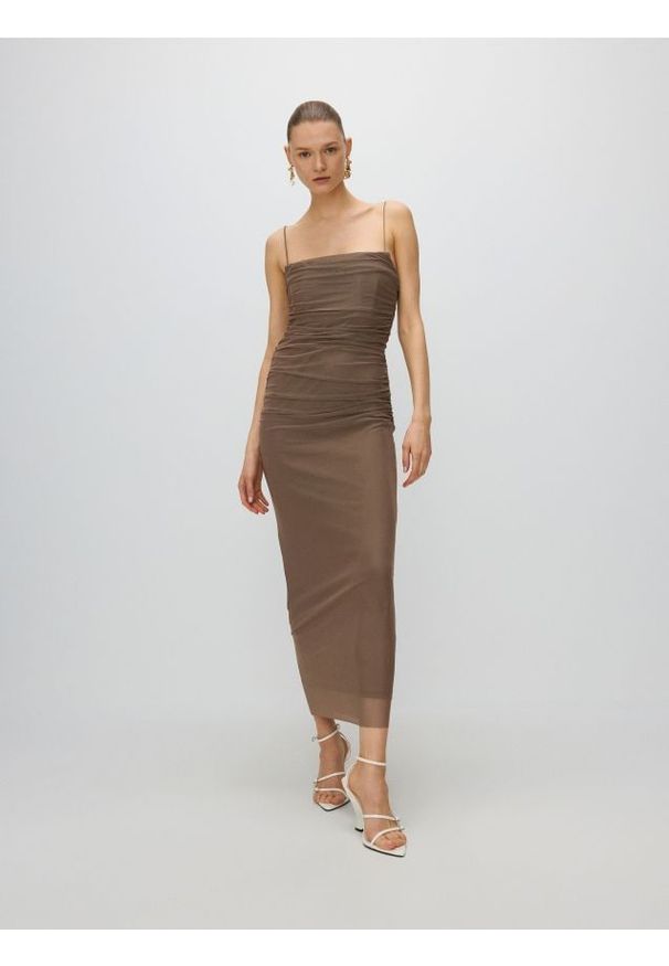 Reserved - Tiulowa sukienka z marszczeniami - brązowy. Kolor: brązowy. Materiał: tiul