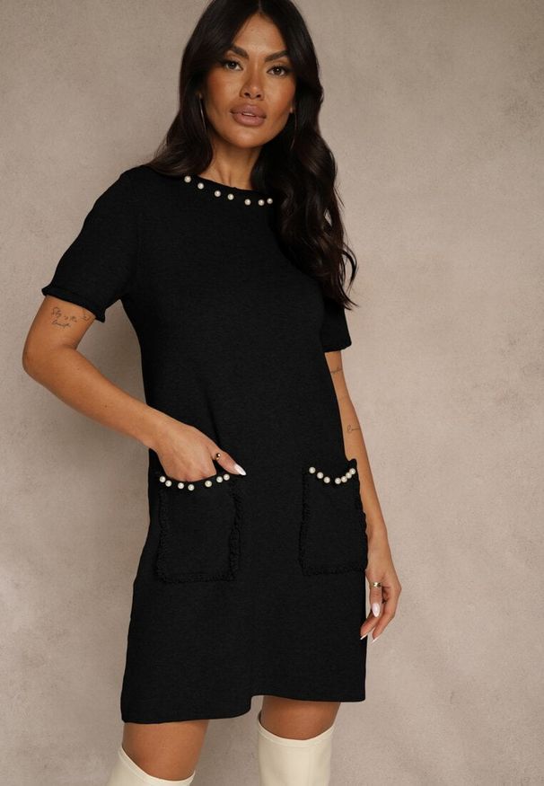 Renee - Czarna Sweterkowa Sukienka Trapezowa z Perełkami przy Dekolcie i Kieszeniach Fenatusa. Okazja: na co dzień. Kolor: czarny. Materiał: jeans. Typ sukienki: trapezowe. Styl: casual