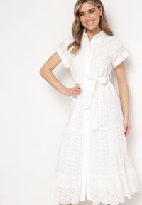 Born2be - Biała Sukienka Bawełniana z Ażurowym Wzorem i Wiązanym Paskiem Kelilena. Okazja: na co dzień. Kolor: biały. Materiał: bawełna. Długość rękawa: krótki rękaw. Wzór: ażurowy. Typ sukienki: rozkloszowane. Styl: casual, retro, elegancki #2