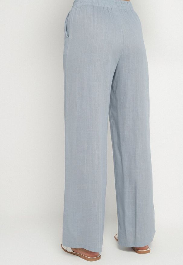 Born2be - Niebieskie Szerokie Spodnie z Lnem z Gumką w Talii i Kieszeniami Filisela. Okazja: na co dzień, do pracy. Kolor: niebieski. Materiał: len. Styl: elegancki, casual