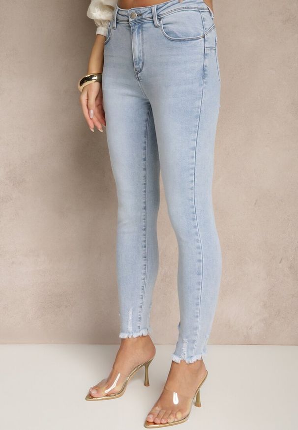 Renee - Jasnoniebieskie Jeansy o Fasonie Skinny Push Up Zdobione Przetarciami Salzeri. Okazja: na co dzień. Kolor: niebieski. Wzór: aplikacja. Styl: elegancki, casual