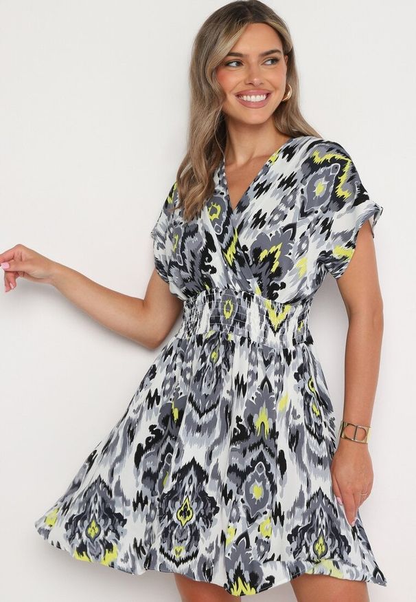 Born2be - Czarno-Biała Sukienka Rozkloszowana z Kopertowym Dekoltem i Gumką w Pasie Emrra. Okazja: na plażę, na co dzień. Typ kołnierza: dekolt kopertowy. Kolor: czarny. Materiał: tkanina. Sezon: lato. Typ sukienki: kopertowe. Styl: casual