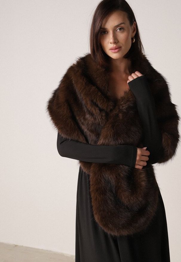 Born2be - Brązowe Ponczo Etola z Futerka w Stylu Szala Cahreva. Okazja: na wesele, na ślub cywilny, na imprezę. Kolor: brązowy. Materiał: futro. Styl: klasyczny, elegancki