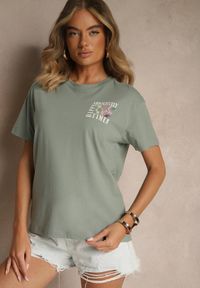 Renee - Ciemnozielony T-shirt z Bawełny o Kroju Oversize Fillinea. Okazja: na co dzień. Kolor: zielony. Materiał: bawełna. Wzór: napisy, aplikacja. Styl: klasyczny, casual #3