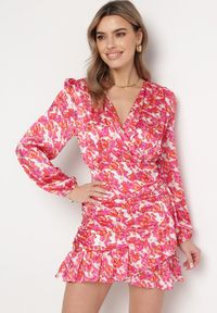 Born2be - Różowa Mini Sukienka Marszczona o Kopertowym Kroju z Lekką Falbanką Xarsa. Kolor: różowy. Typ sukienki: kopertowe. Długość: mini #1