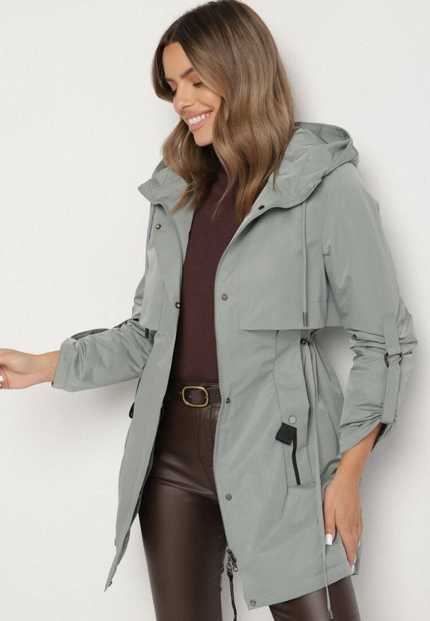 Born2be - Zielona Klasyczna Kurtka Parka z Kapturem i Ściągaczem w Talii Tulasira. Okazja: na co dzień. Typ kołnierza: kaptur. Kolor: zielony. Materiał: jeans. Styl: klasyczny