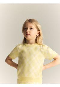 Reserved - Sweter z krótkim rękawem - jasnożółty. Kolor: żółty. Materiał: dzianina, wiskoza. Długość rękawa: krótki rękaw. Długość: krótkie #1