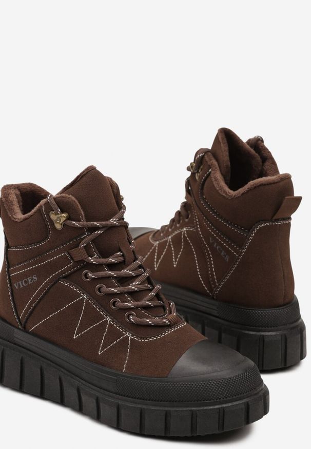 Renee - Brązowe Botki Trapery Vices na Platformie z Tłoczeniem Ozdobione Przeszyciami Amirrise. Okazja: na co dzień. Kolor: brązowy. Materiał: jeans, skóra. Wzór: aplikacja. Obcas: na platformie. Styl: casual