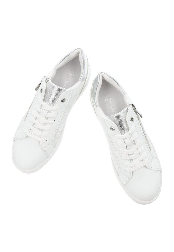 Białe Sneakersy Marco Tozzi Modne Obuwie Damskie Z Eleganckim Suwakiem. Okazja: na spacer, na co dzień. Zapięcie: zamek. Kolor: biały. Materiał: materiał. Szerokość cholewki: normalna. Sport: turystyka piesza