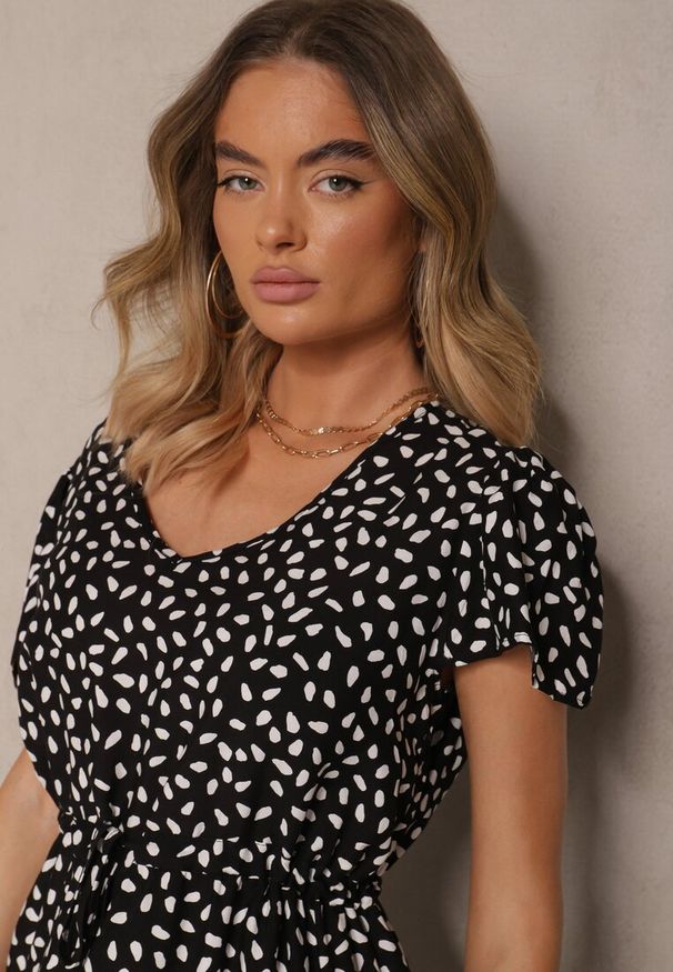 Renee - Czarna Rozkloszowana Sukienka z Bawełną i Geometrycznym Motywem Mevelaia. Okazja: na co dzień. Kolor: czarny. Materiał: bawełna. Wzór: geometria. Typ sukienki: rozkloszowane. Styl: klasyczny, casual