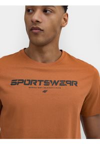 4f - T-shirt regular z nadrukiem męski. Kolor: brązowy. Materiał: bawełna. Wzór: nadruk