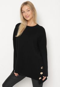 Born2be - Czarny Sweter z Wiskozą Ozdobiony Guzikami Alavire. Okazja: na co dzień. Kolor: czarny. Materiał: wiskoza. Wzór: aplikacja. Styl: casual, elegancki