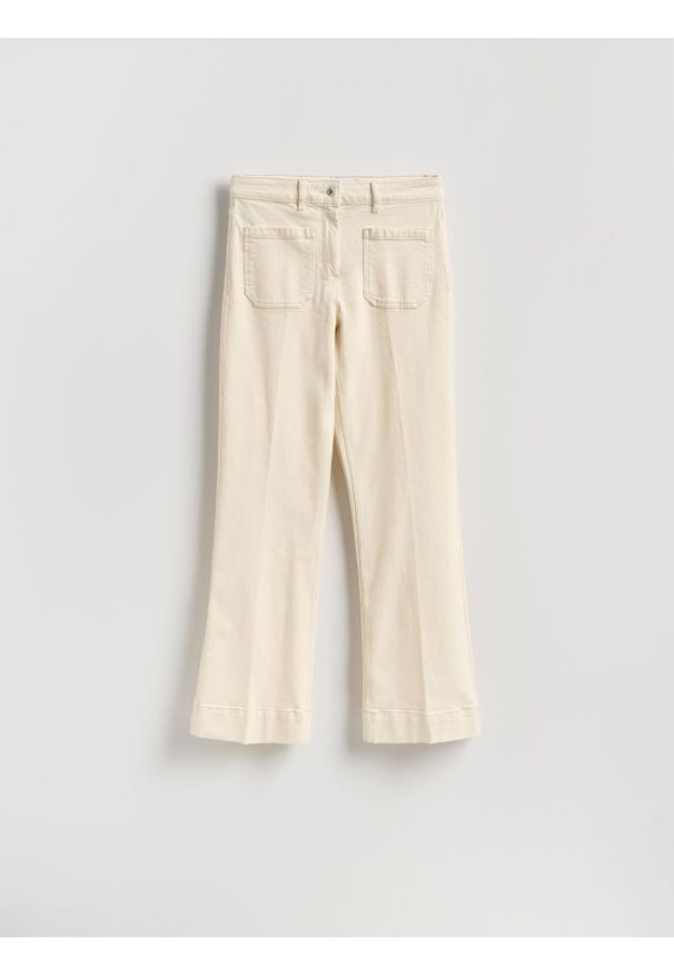 Reserved - Jeansy flare - kremowy. Kolor: kremowy