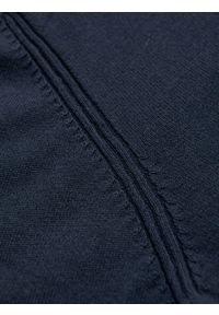 Ombre Clothing - Sweter męski z wiskozą i rozpinanym dekoltem – granatowy V4 OM-SWZS-0124 - XXL. Typ kołnierza: kołnierzyk stójkowy. Kolor: niebieski. Materiał: wiskoza. Wzór: gładki, aplikacja, ze splotem. Styl: elegancki