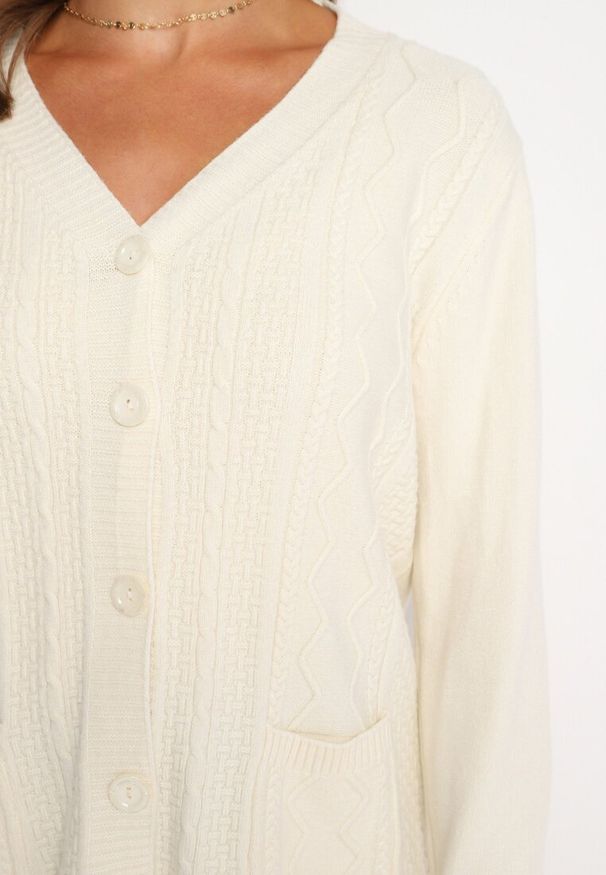 Born2be - Jasnobeżowy Kardigan z Bawełną Kieszeniami i Tłoczeniami Mevalee. Okazja: na co dzień. Kolor: beżowy. Materiał: bawełna. Długość rękawa: długi rękaw. Długość: długie. Wzór: aplikacja. Sezon: wiosna, jesień. Styl: casual, elegancki, klasyczny