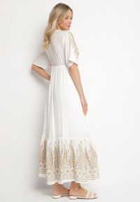 Born2be - Biała Wiskozowa Sukienka z Kopertowym Dekoltem i Haftem z Metaliczną Nicią Emhiris. Okazja: na co dzień. Kolor: biały. Materiał: wiskoza. Długość rękawa: krótki rękaw. Wzór: haft. Typ sukienki: kopertowe. Styl: casual, klasyczny #4