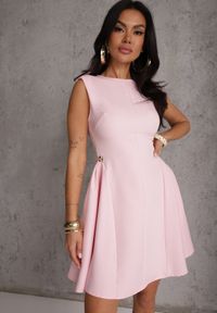 Renee - Różowa Rozkloszowana Sukienka Bez Rękawów z Odpinanymi Aplikacjami w Pasie Maridina. Kolor: różowy. Materiał: tkanina. Długość rękawa: bez rękawów. Wzór: aplikacja. Sezon: lato. Typ sukienki: trapezowe. Styl: klasyczny, elegancki #5