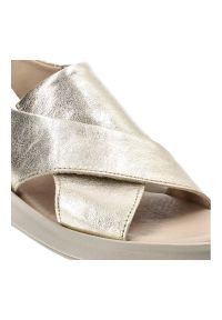Złote Sandały Armodo Wygodne Obuwie Damskie. Zapięcie: pasek. Kolor: złoty. Wzór: paski. Sezon: lato #2