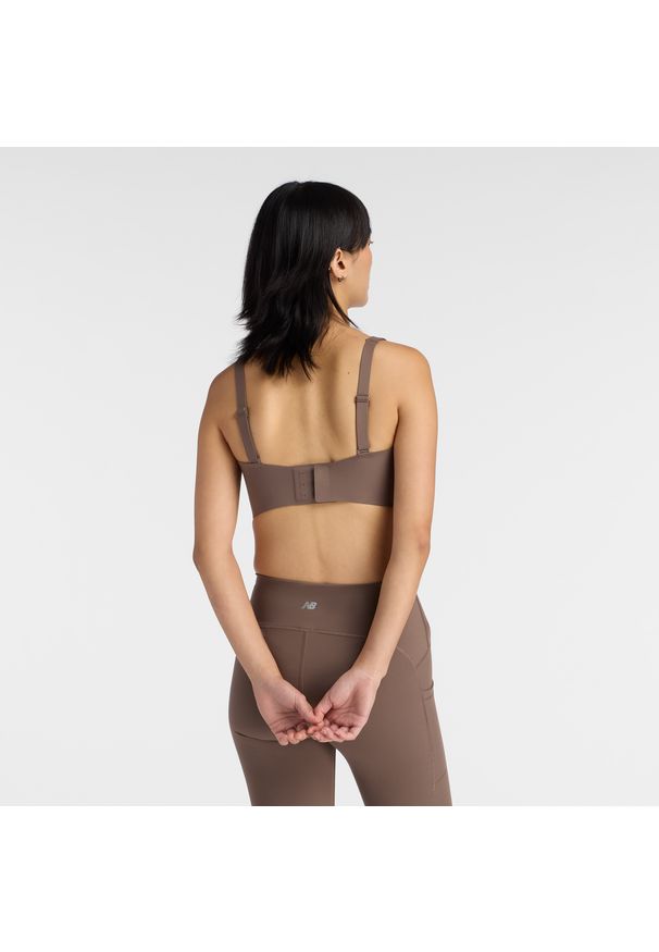 Biustonosz do biegania New Balance WB51052ABP – brązowy. Kolor: brązowy. Materiał: tkanina, materiał, poliester, skóra, lycra. Wzór: gładki