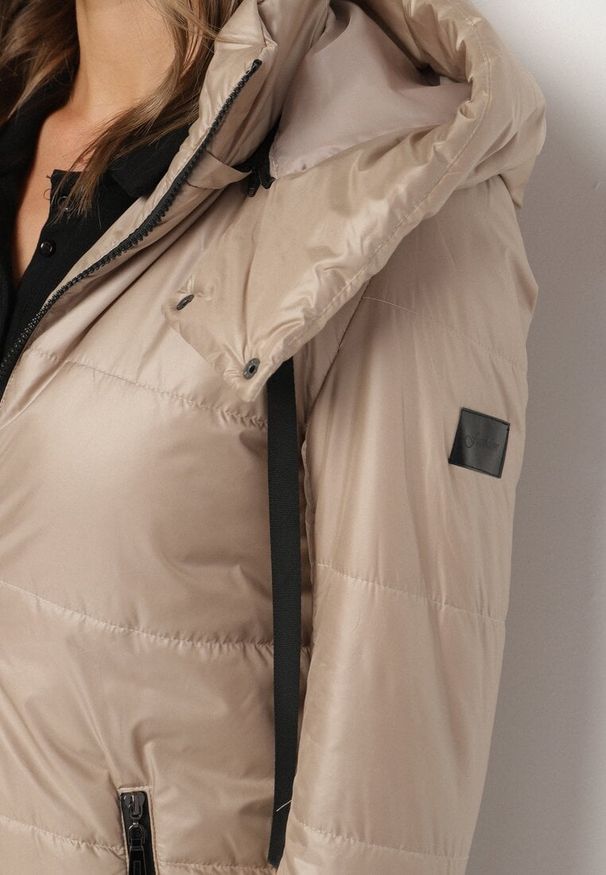 Born2be - Jasnobrązowa Pikowana Kurtka z Kapturem i Bocznymi Ściągaczami Esaviele. Okazja: na co dzień, na spacer. Typ kołnierza: kaptur. Kolor: brązowy. Materiał: jeans. Styl: casual