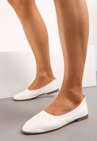 Renee - Białe Balerinki w Stylu Baletowym z Elastyczną Cholewką Mangifera. Nosek buta: okrągły. Kolor: biały. Szerokość cholewki: normalna. Obcas: na obcasie. Wysokość obcasa: niski