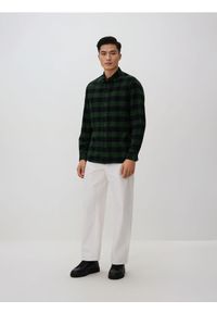 Reserved - Koszula regular fit w kratę - zielony. Kolor: zielony. Materiał: bawełna, tkanina #1