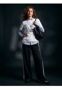 Sinsay - Spodnie dresowe z lampasami - czarny. Kolor: czarny. Materiał: dresówka #1