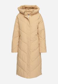 Born2be - Ciemnobeżowa Kurtka Pikowana o Długim Fasonie z Nieodpinanym Kapturem i Kieszeniami Nerilani. Okazja: na co dzień, na spacer. Kolor: beżowy. Materiał: skóra. Długość: długie. Sezon: zima. Styl: casual, elegancki #7