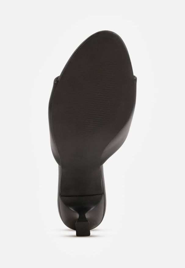 Renee - Czarne Klapki Peep Toe na Niskiej Szpilce Carinatia. Okazja: na co dzień. Nosek buta: otwarty. Kolor: czarny. Materiał: jeans. Styl: casual, elegancki