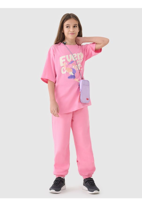 4f - 4F T-shirt oversize z nadrukiem dziewczęcy - różowy 134 (8-9 lat). Okazja: na co dzień. Kolor: różowy. Materiał: dzianina, jersey, bawełna. Długość rękawa: krótki rękaw. Długość: krótkie. Wzór: nadruk. Sezon: lato. Styl: casual, klasyczny, sportowy
