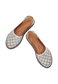 Białe Sandały Artiker Skórzane Buty Damskie. Okazja: na spacer. Nosek buta: otwarty. Zapięcie: rzepy. Kolor: biały. Materiał: skóra. Wzór: ażurowy, kwiaty. Sezon: lato. Styl: elegancki #5