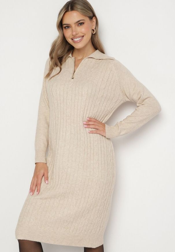 Born2be - Jasnobeżowa Sukienka z Bawełną i Wełną z Kołnierzykiem na Suwak Tereithra. Okazja: na co dzień, na spotkanie biznesowe. Kolor: beżowy. Materiał: wełna, bawełna. Typ sukienki: proste. Styl: wizytowy, casual, elegancki, biznesowy