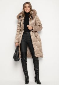 Born2be - Ciemnobeżowa Pikowana Kurtka o Długim Kroju ze Ściągaczem w Talii i Kapturem Galita. Okazja: na co dzień. Kolor: beżowy. Materiał: dzianina, poliester, jeans, futro. Długość: długie. Styl: casual, elegancki #3